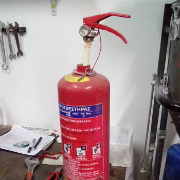 εικόνα από διαδικασία συντήρησης ενός πυροσβεστήρα